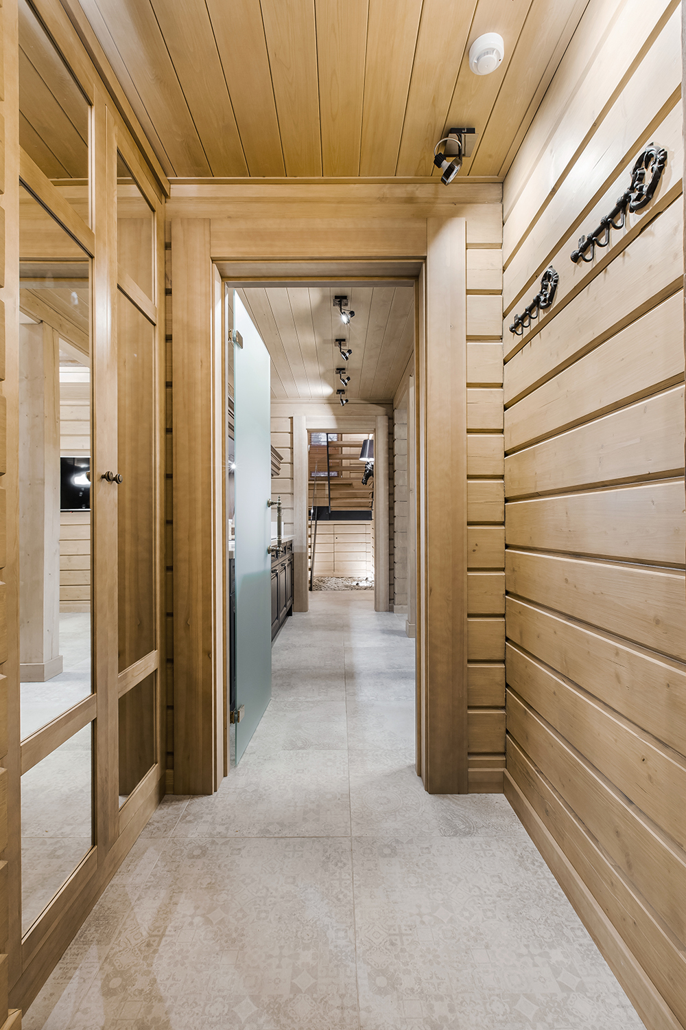 Фото интерьера, Прихожая площадью 4 кв.м. в стиле Шале (Швейцария). Проект 35 - Охотничий дом, Автор проекта: Дизайнеры Наталия Сморгонская