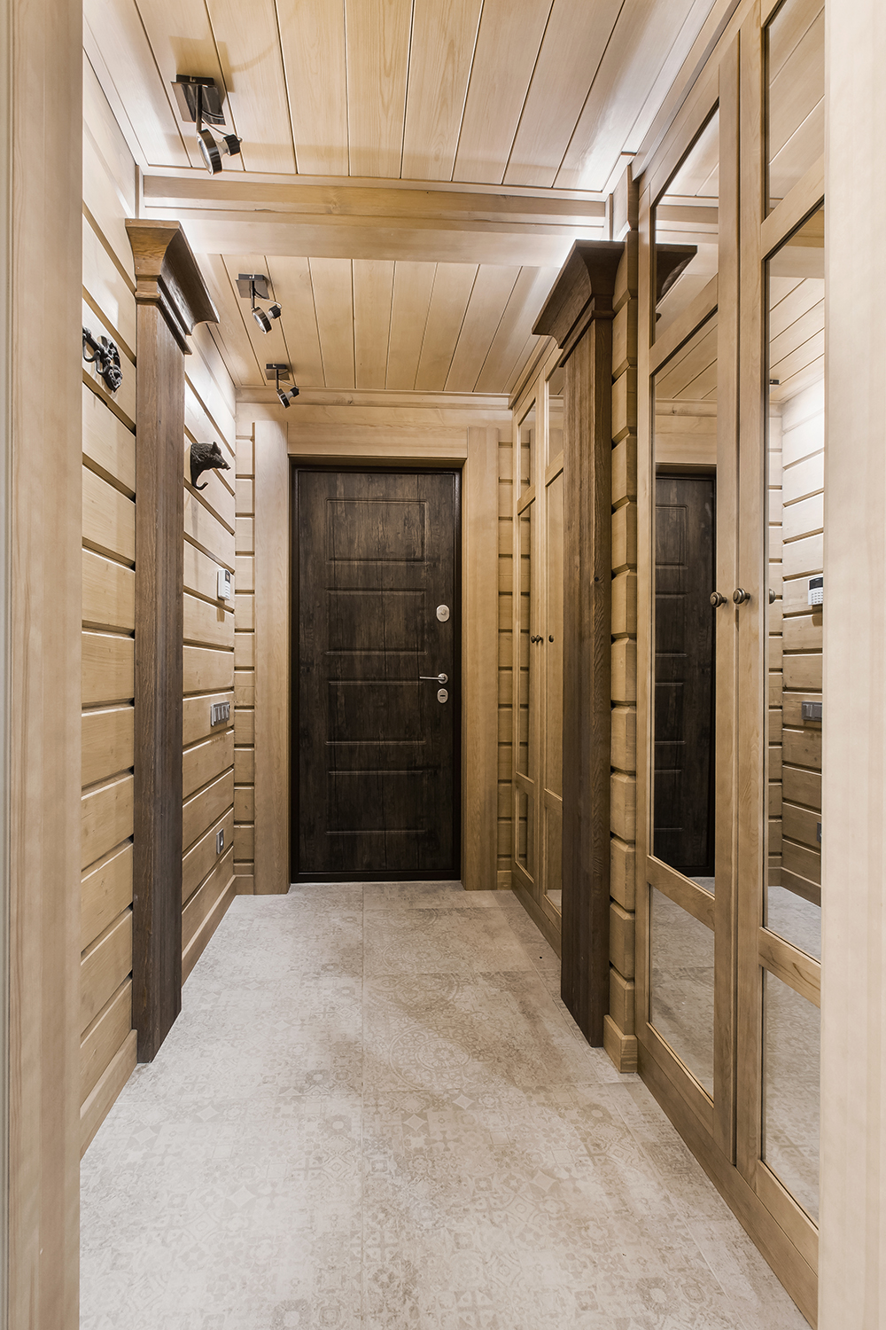 Фото интерьера, Прихожая площадью 4 кв.м. в стиле Шале (Швейцария). Проект 34 - Охотничий дом, Автор проекта: Дизайнеры Наталия Сморгонская