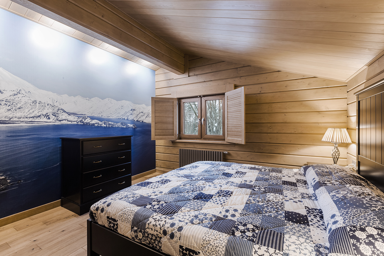 Фото интерьера, спальня площадью 19 кв.м. в стиле Шале (Швейцария). Проект 30 - Охотничий дом, Автор проекта: Дизайнеры Наталия Сморгонская