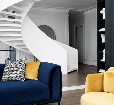 Гостиная с лестницей, студия Rubleva Design