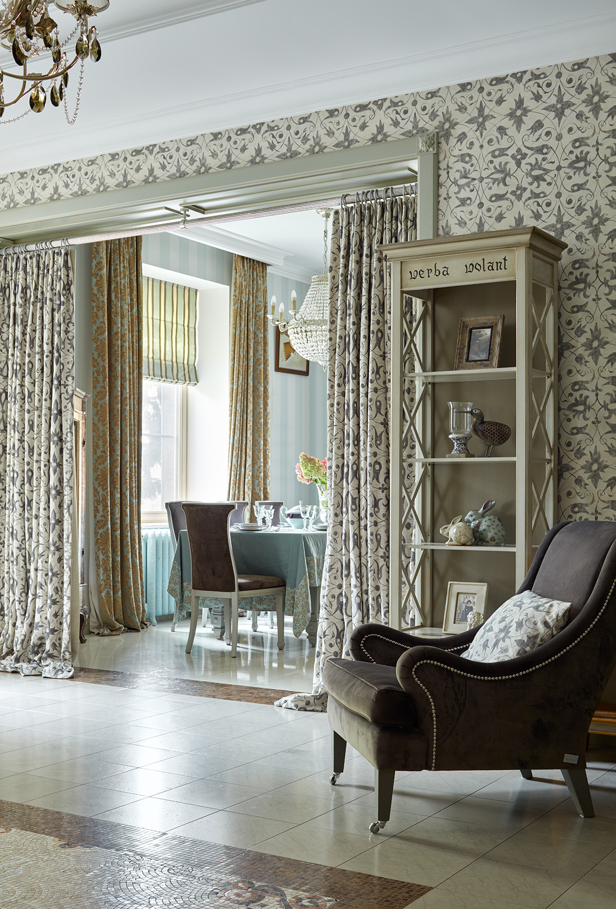 Фото интерьера, Гостиная площадью 40 кв.м. в стиле Классическая. Проект Дом в поселке Поведники - Дом в поселке Поведники, Автор проекта: Дизайнеры Анна Разумеева-Смирнова