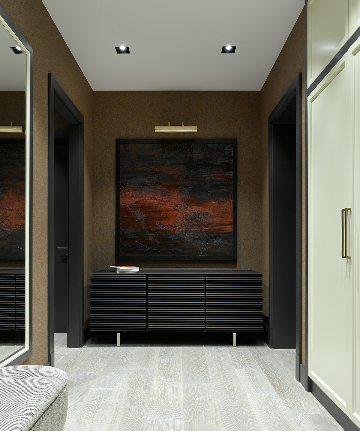 Фото интерьера, Прихожая площадью 10 кв.м. Проект Прихожая - Квартира в ЖК Барин Хаус, Автор проекта: Архитекторы Павел Бурмакин