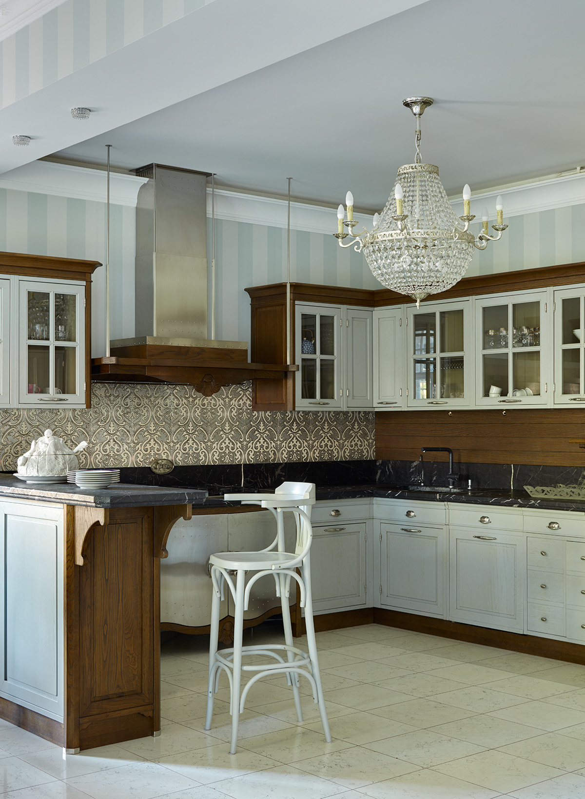 Фото интерьера, Кухня площадью 30 кв.м. в стиле Классическая. Проект Дом в поселке Поведники - Дом в поселке Поведники, Автор проекта: Дизайнеры Анна Разумеева-Смирнова