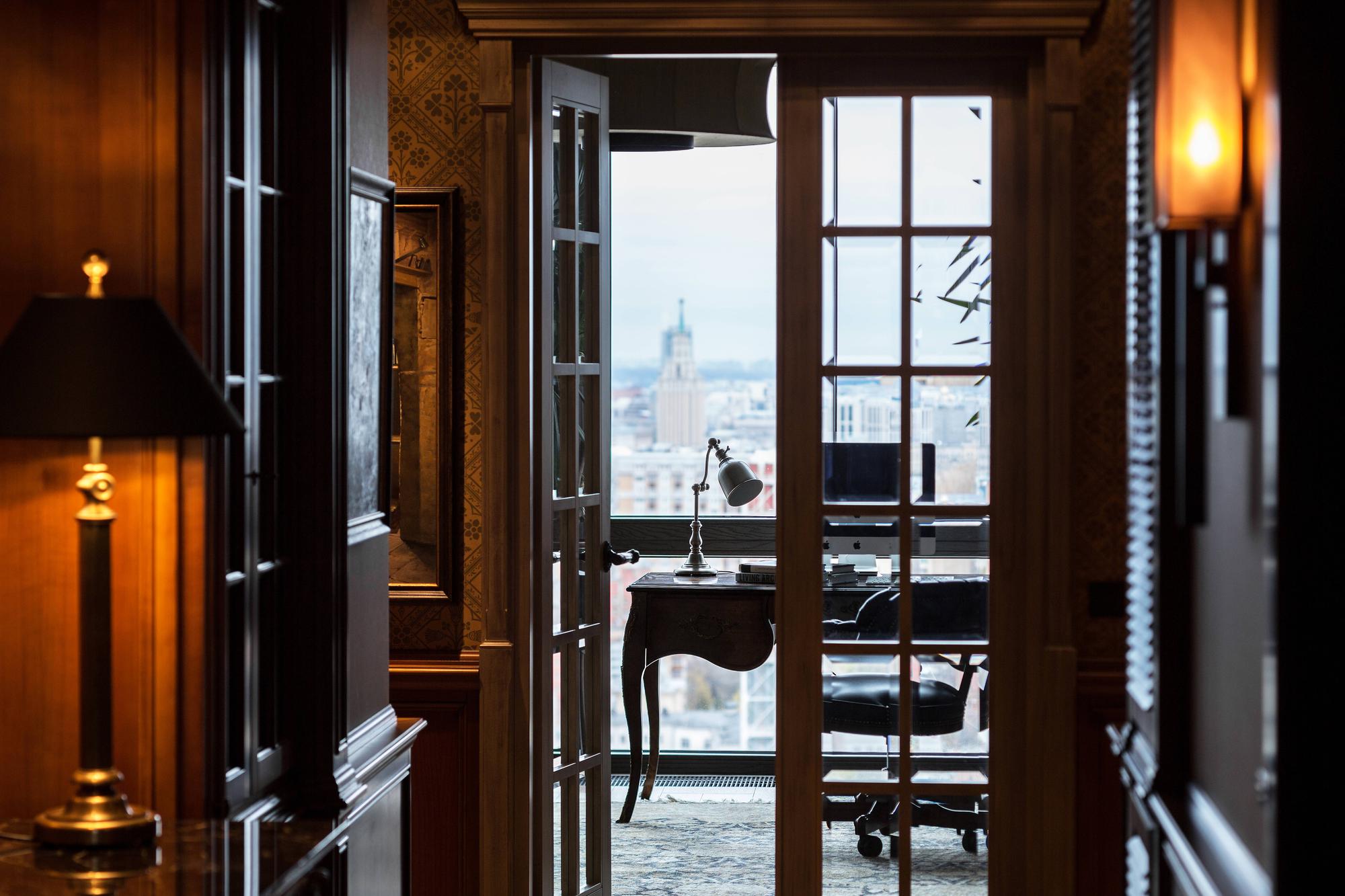 Фото интерьера, Кабинет Проект 18.04.2019/767043 - Квартира 170 кв.м в классическом стиле, Автор проекта: Архитекторы Петр Козейкин