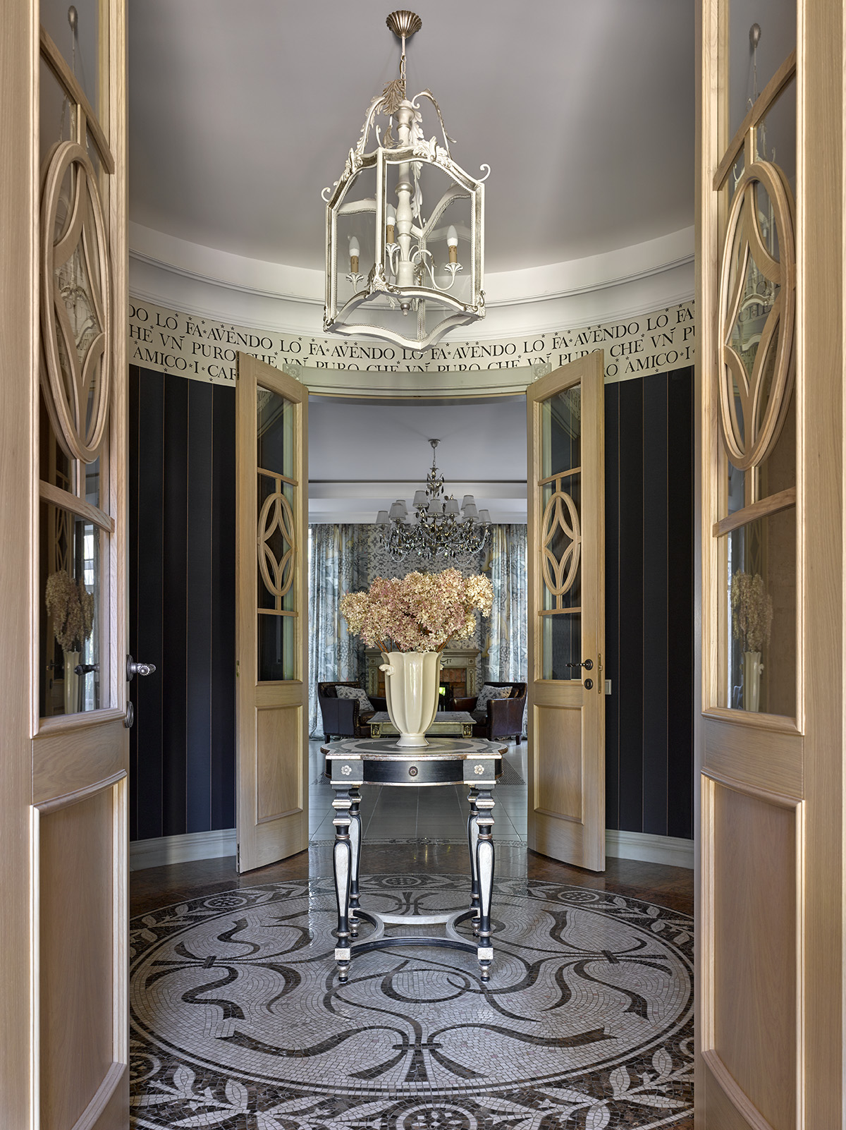 Детали интерьера, Фото, Мозаичный ковер и двери в стиле Классическая, Дом в поселке Поведники Автор проекта: Дизайнеры Анна Разумеева-Смирнова
