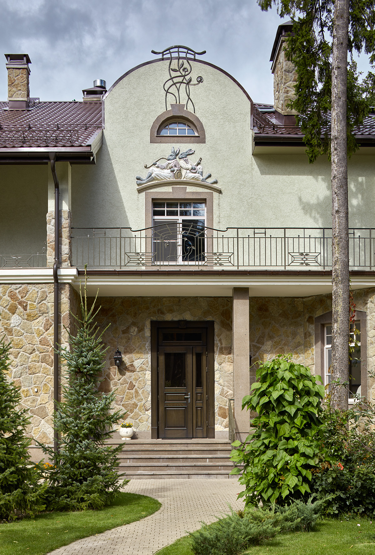 Детали интерьера, Фото, Барельеф на фасаде в стиле Историческая эклектика, Дом в поселке Поведники Автор проекта: Дизайнеры Анна Разумеева-Смирнова