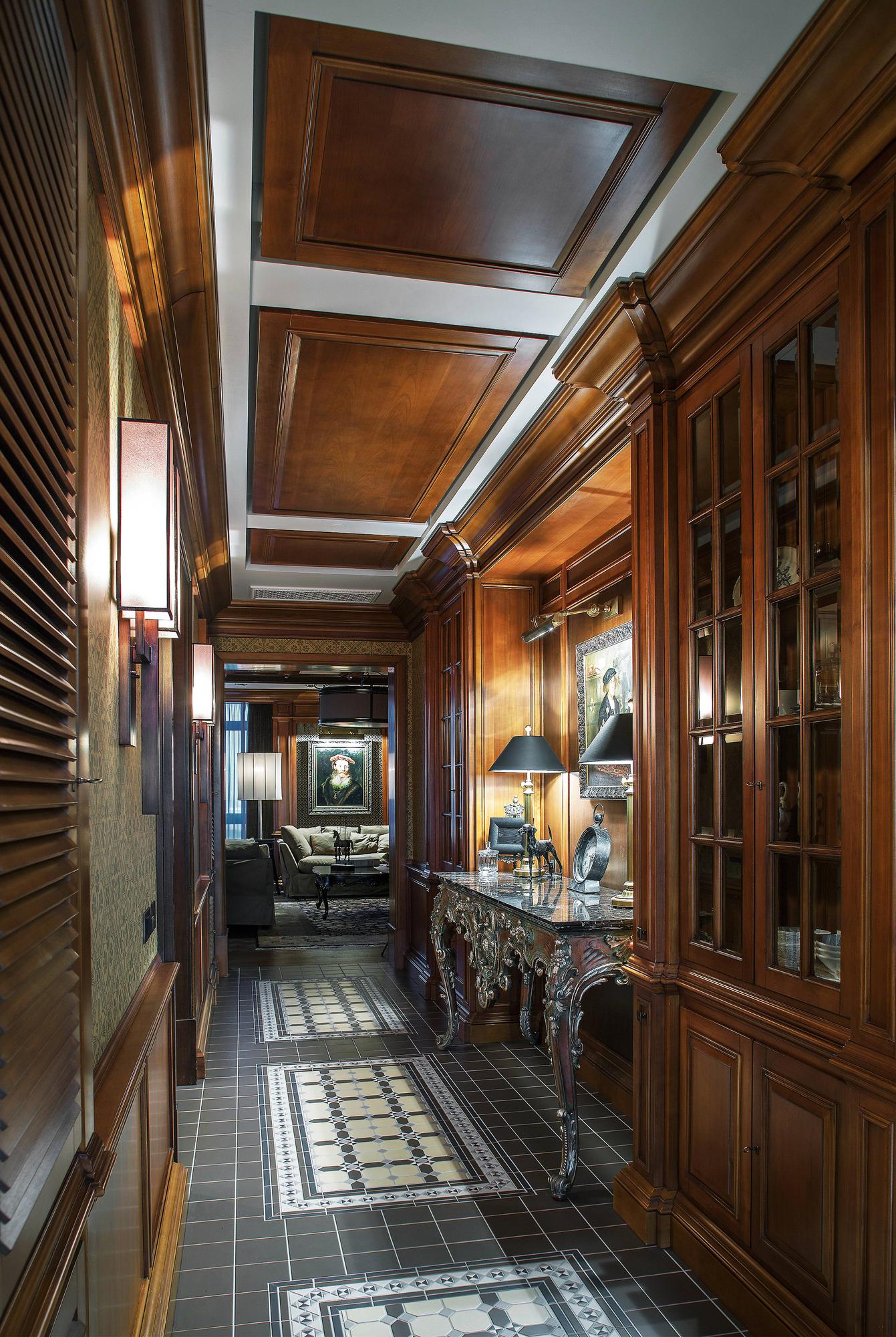 Фото интерьера, Коридор в стиле Классическая. Проект 18.04.2019/767033 - Квартира 170 кв.м в классическом стиле, Автор проекта: Архитекторы Петр Козейкин