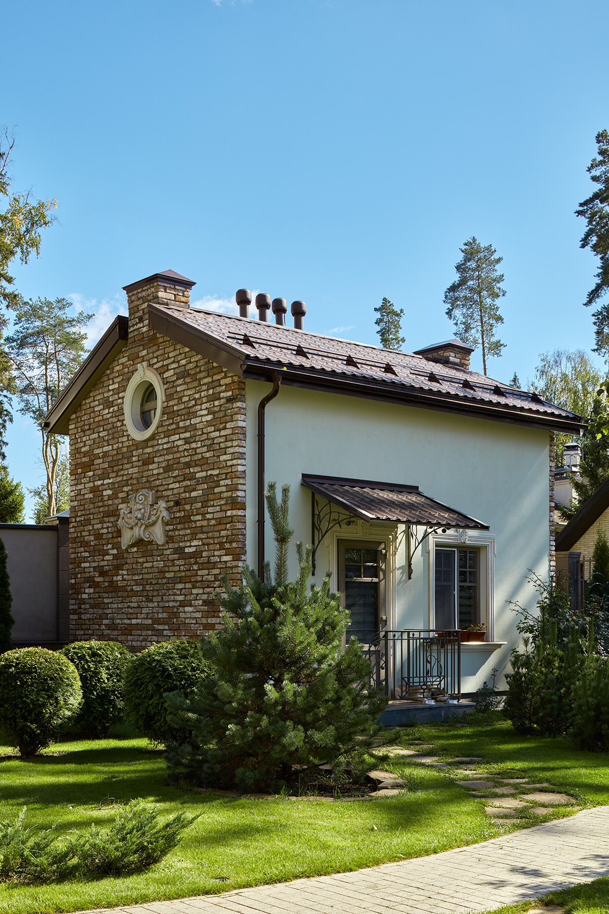 Фото дизайн экстерьера, Гостевой домик площадью 35 кв.м. в стиле Классическая. Дом в поселке Поведники, проект Дом в поселке Поведники, Автор проекта: Дизайнеры Анна Разумеева-Смирнова