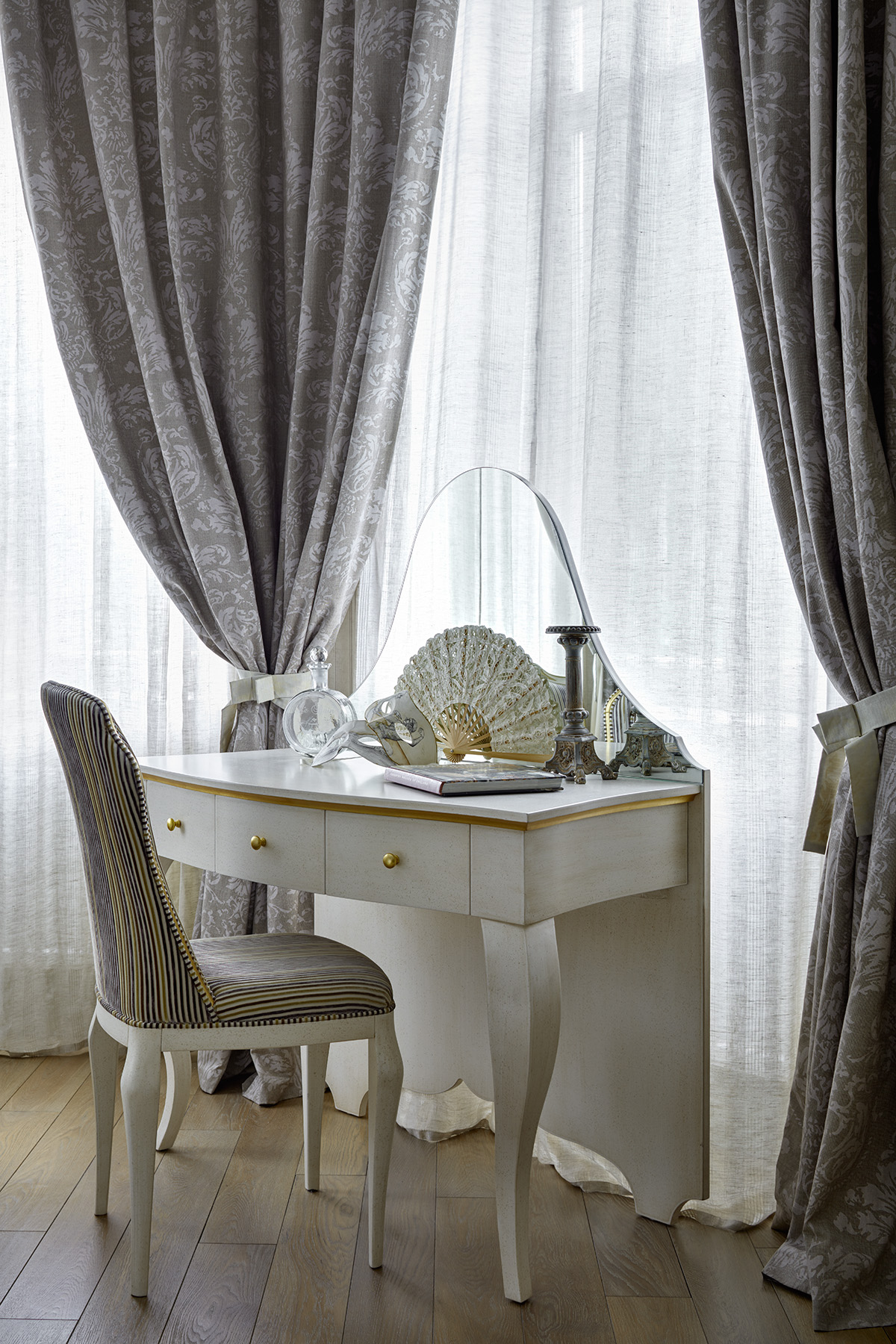 Фото интерьера, Спальня площадью 25 кв.м. в стиле Классическая. Проект Дом в поселке Поведники - Дом в поселке Поведники, Автор проекта: Дизайнеры Анна Разумеева-Смирнова