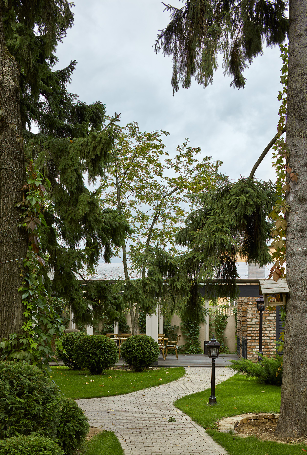 Ландшафтный дизайн, Фото, Клумба в стиле Классическая, Дом в поселке Поведники Автор проекта: Дизайнеры Анна Разумеева-Смирнова