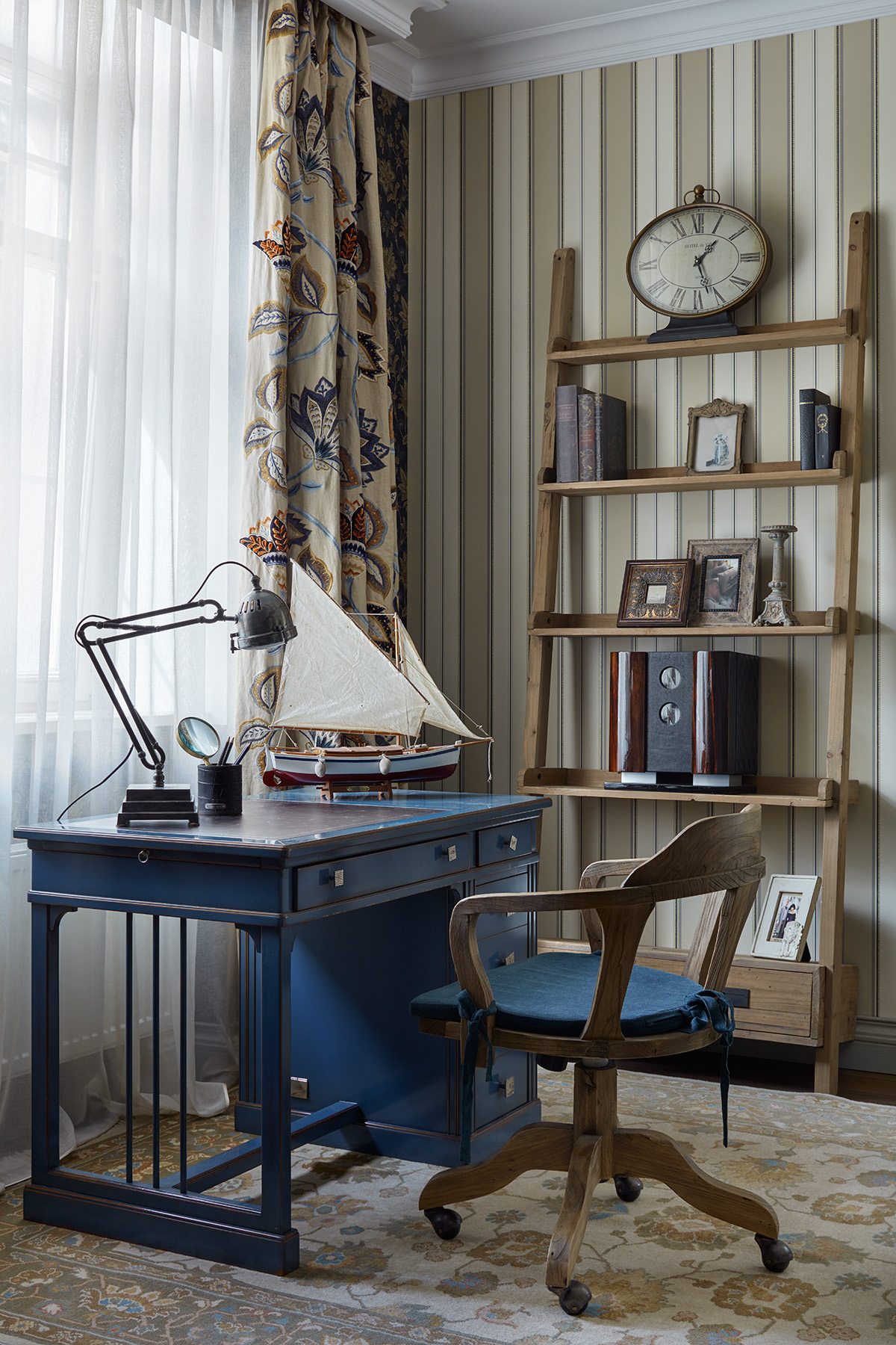 Фото интерьера, Спальня - кабинет площадью 23 кв.м. в стиле Классическая. Проект Дом в поселке Поведники - Дом в поселке Поведники, Автор проекта: Дизайнеры Анна Разумеева-Смирнова