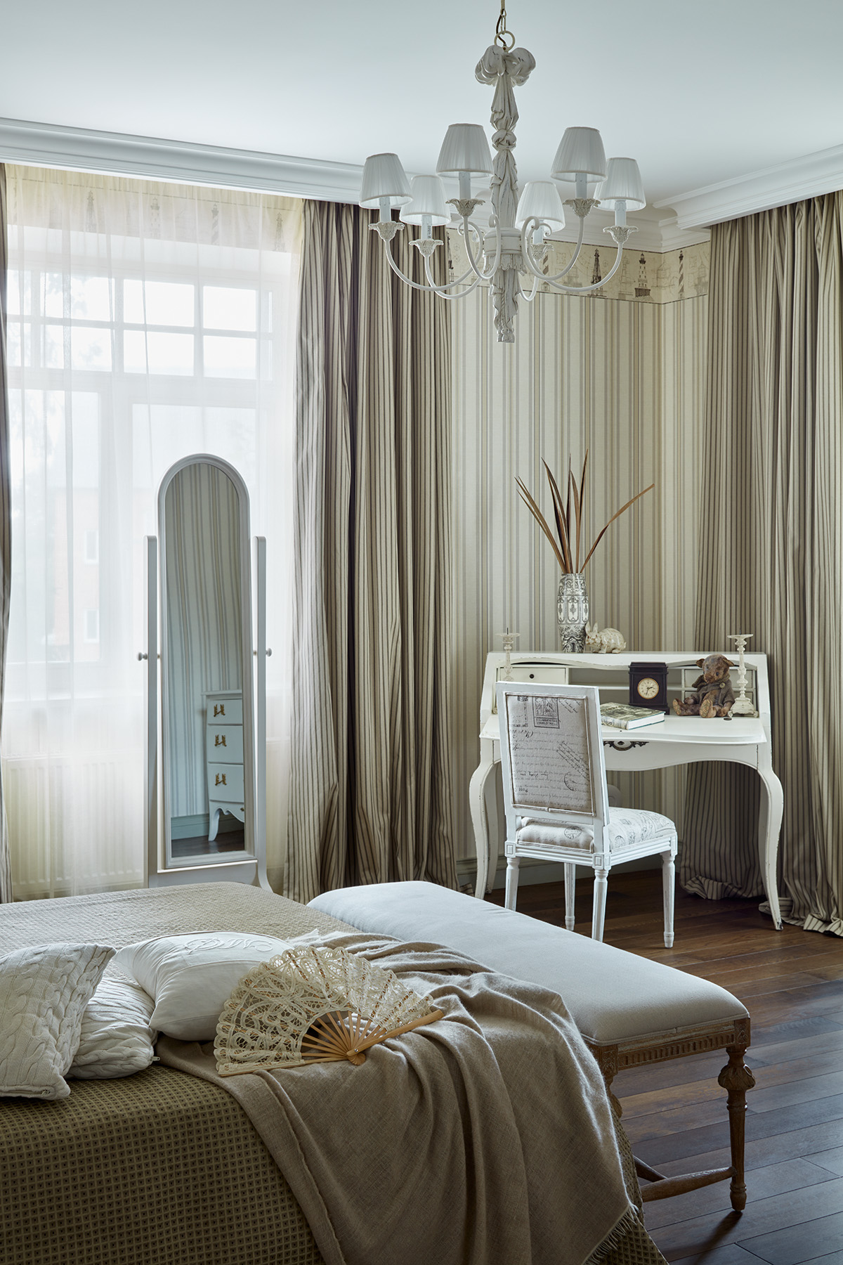 Фото интерьера, Белая спальня площадью 24 кв.м. в стиле Классическая. Проект Дом в поселке Поведники - Дом в поселке Поведники, Автор проекта: Дизайнеры Анна Разумеева-Смирнова