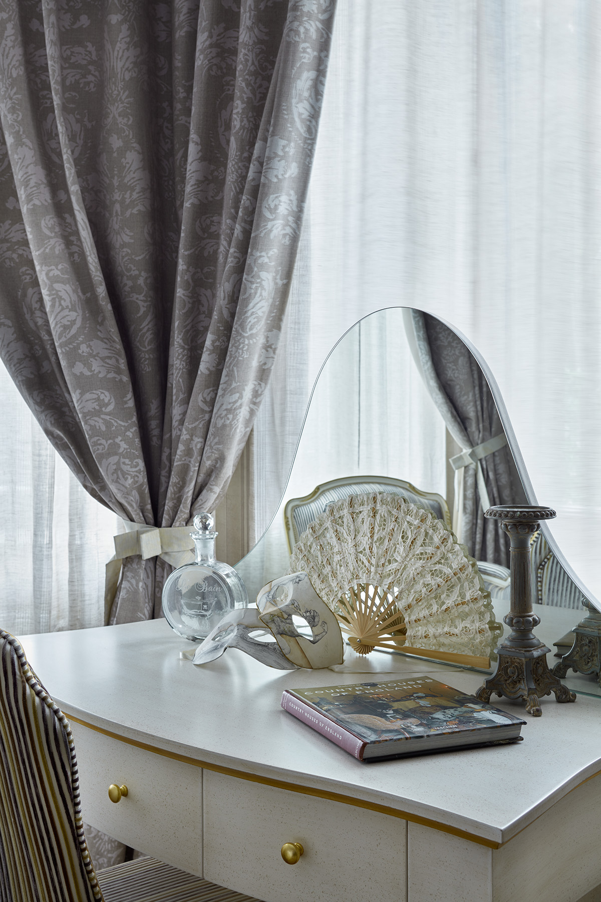 Фото интерьера, Спальня площадью 25 кв.м. в стиле Классическая. Проект Дом в поселке Поведники - Дом в поселке Поведники, Автор проекта: Дизайнеры Анна Разумеева-Смирнова