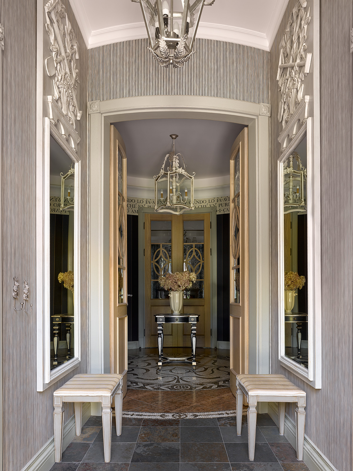 Фото интерьера, Прихожая площадью 5 кв.м. в стиле Классическая. Проект Дом в поселке Поведники - Дом в поселке Поведники, Автор проекта: Дизайнеры Анна Разумеева-Смирнова