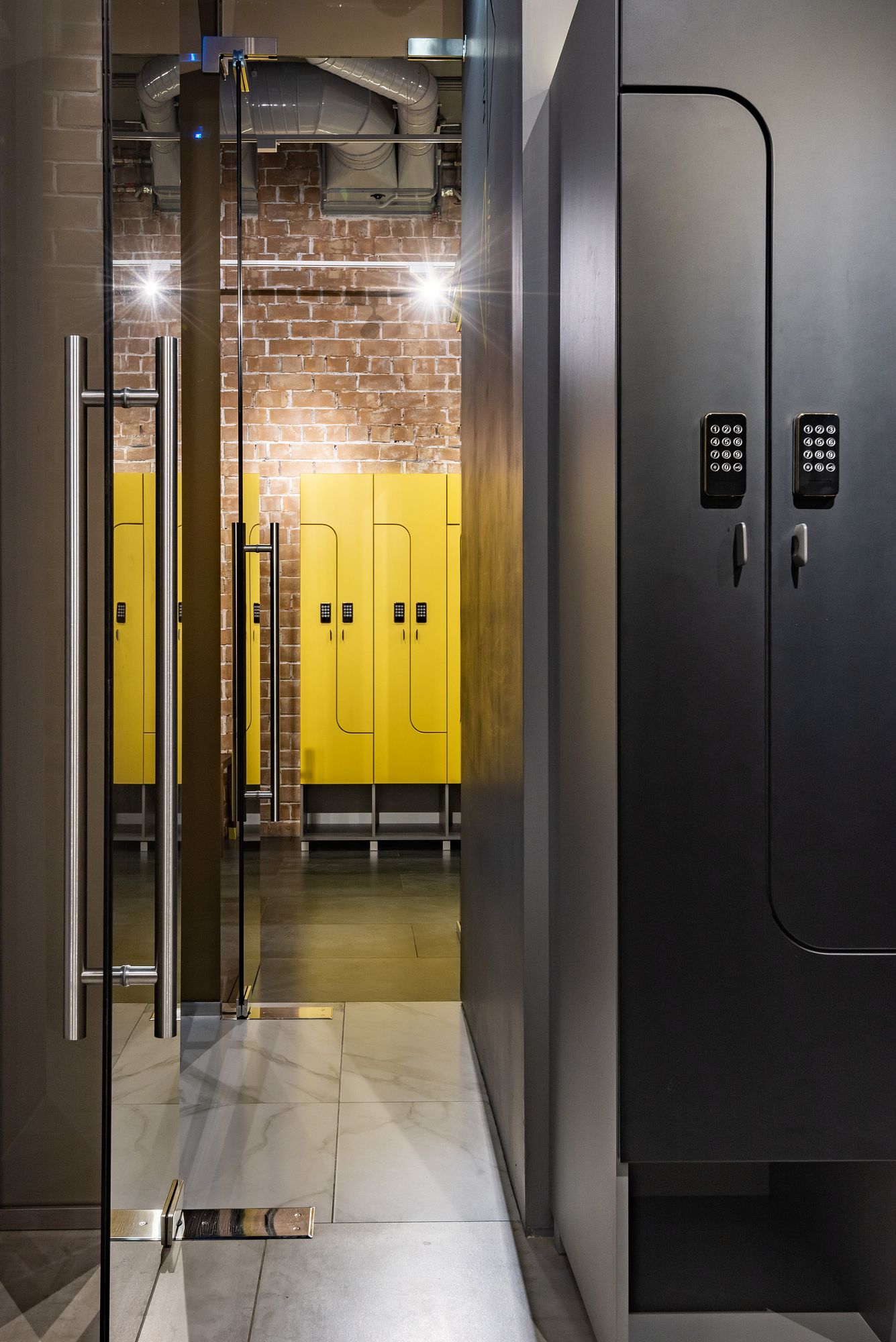 Фото интерьера, Женская раздевалка. площадью 360 кв.м. в стиле Лофт/промышленный стиль. Проект Женская раздевалка в фитнес центре. - Фитнес-центр, Автор проекта: Дизайнеры Марина Кутепова