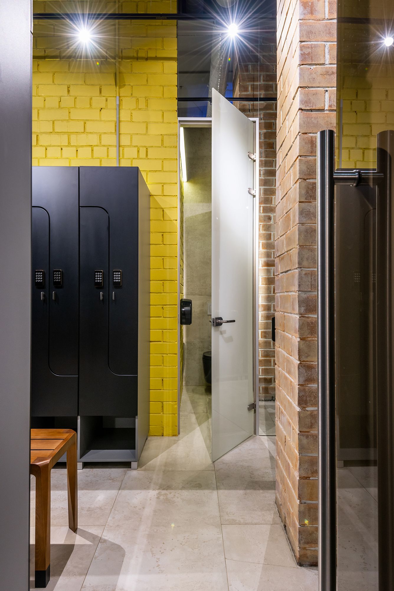 Фото интерьера, Мужская раздевалка. площадью 360 кв.м. в стиле Лофт/промышленный стиль. Проект Мужская раздевалка в фитнес центре. - Фитнес-центр, Автор проекта: Дизайнеры Марина Кутепова