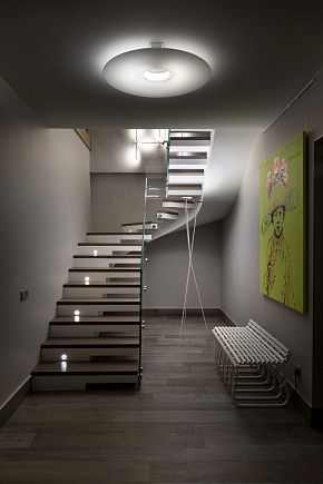 Стеклянная лестница в интерьере от Mirt