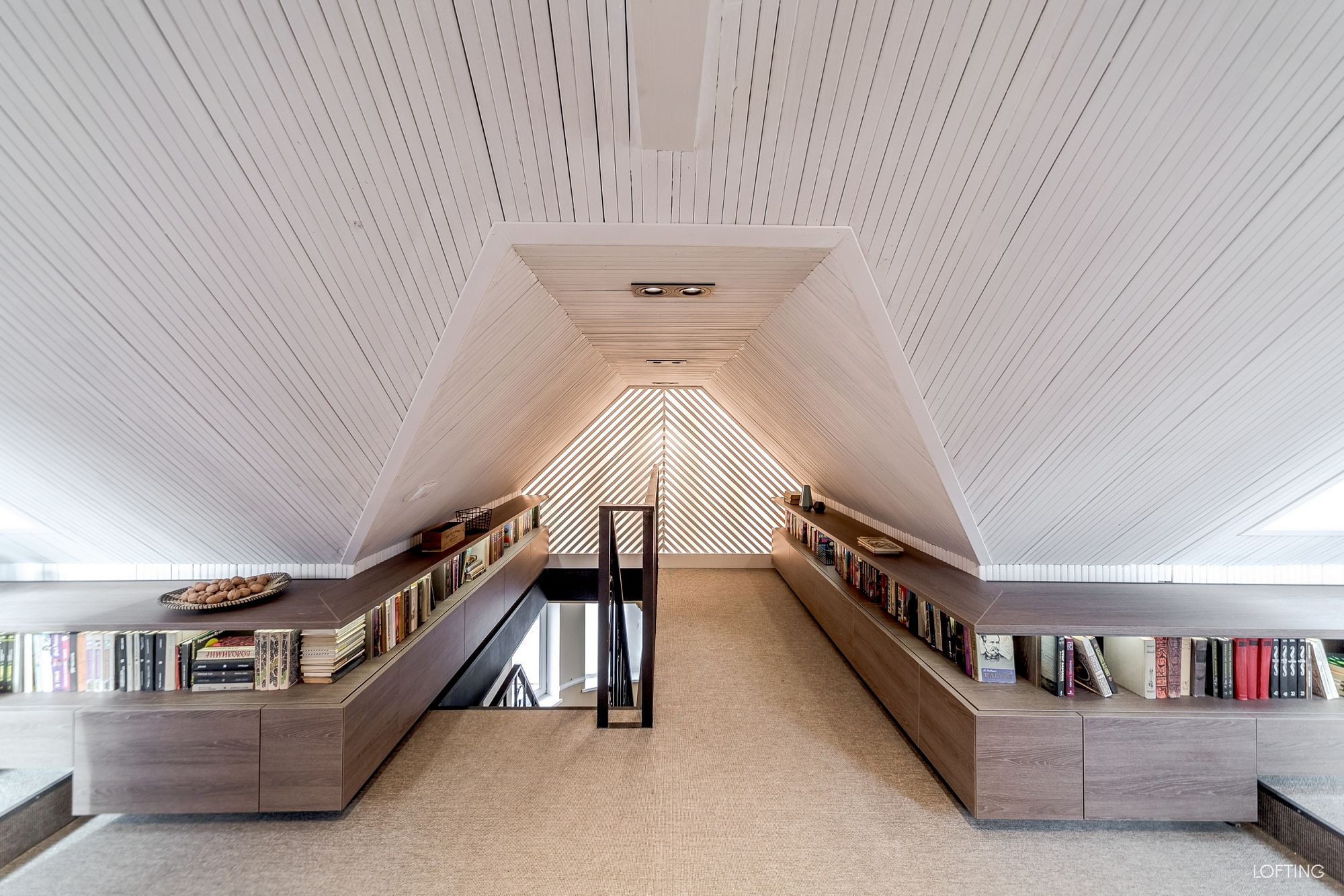 Фото интерьера, Мансарда в стиле Контемпорари (нейтральная стилистика). Проект Мансарда-читальня для Дачного ответа - Мансарда-читальня для Дачного ответа, Автор проекта: Архитекторы Илья Шульгин