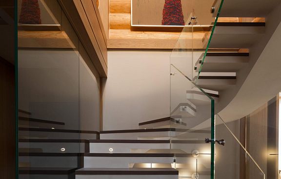 Стеклянная лестница в интерьере от Mirt