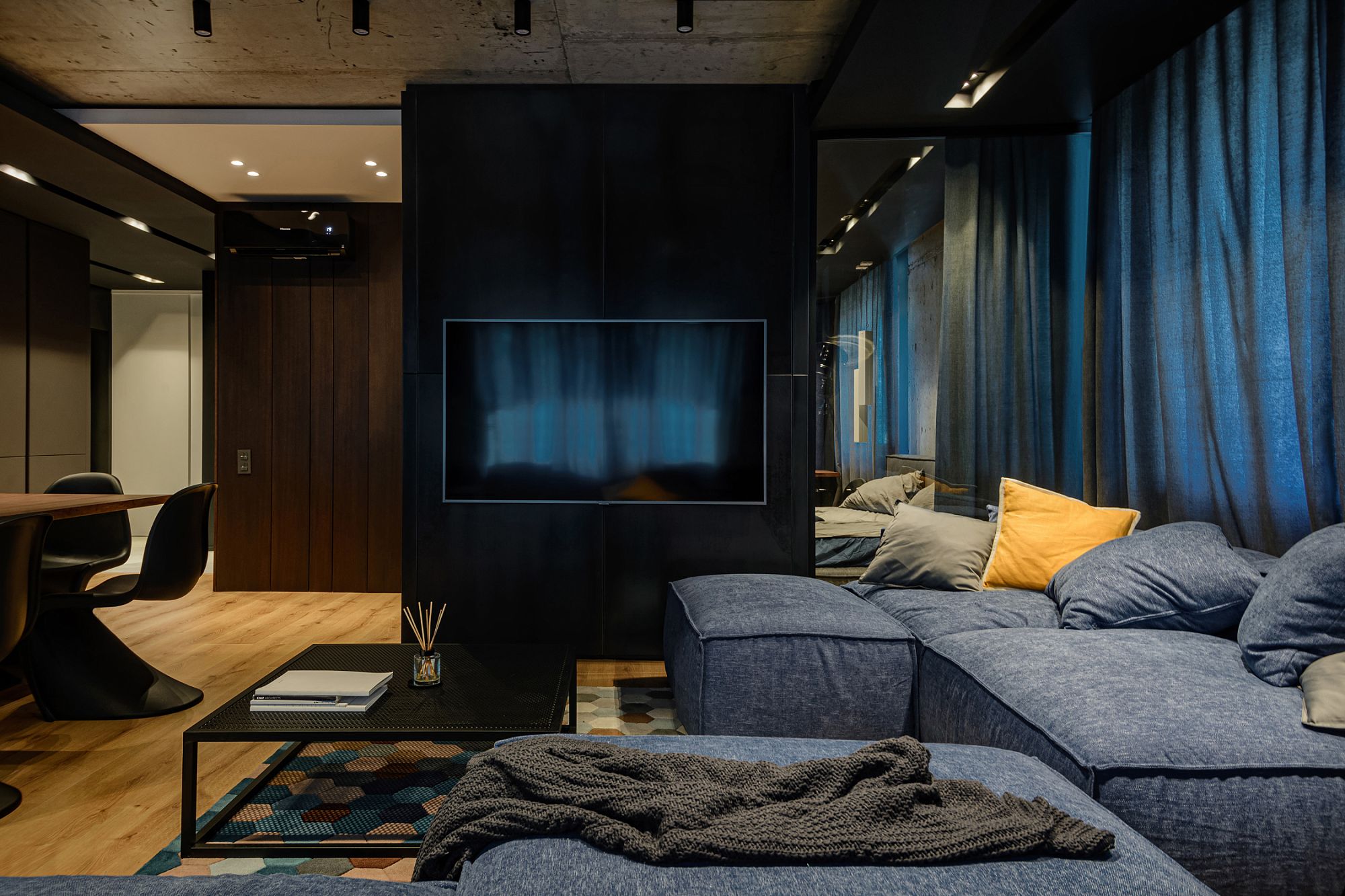 Фото интерьера, Гостиная площадью 64 кв.м. в стиле Лофт/промышленный стиль. Проект Jetsman - JETSMAN, Автор проекта: Архитекторы Максим Павленко