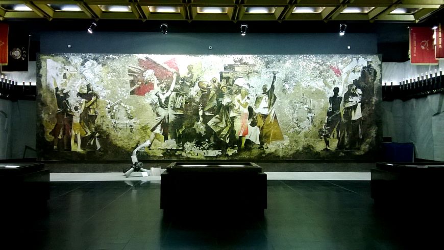 Памятный зал. Мозаичное панно Победа. Смальта, естественный камень.