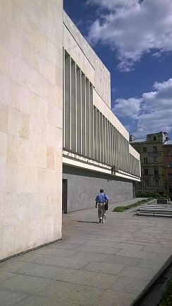 Фриз работы Аникушина.